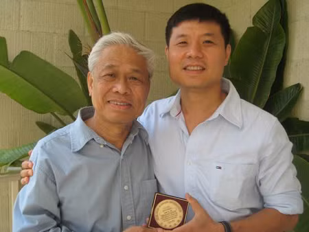 GS Vũ Hà Văn cùng bố là Nhà thơ Vũ Quần Phương