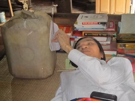 Anh Nguyễn Hữu Thắng viết chữ bằng tay trái.
