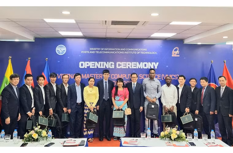Các đại biểu và học viên chụp ảnh lưu niệm tại buổi lễ. Ảnh: portal.ptit.edu.vn