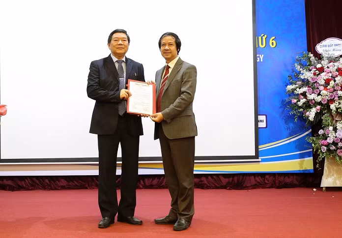 Giám đốc Đại học Quốc gia Hà Nội Nguyễn Kim Sơn (phải) trao quyết định bổ nhiệm lại cho Giám đốc Nguyễn Quốc Anh. Giám đốc Đại học Quốc gia Hà Nội Nguyễn Kim Sơn (phải) trao quyết định bổ nhiệm lại cho Giám đốc Nguyễn Quốc Anh.