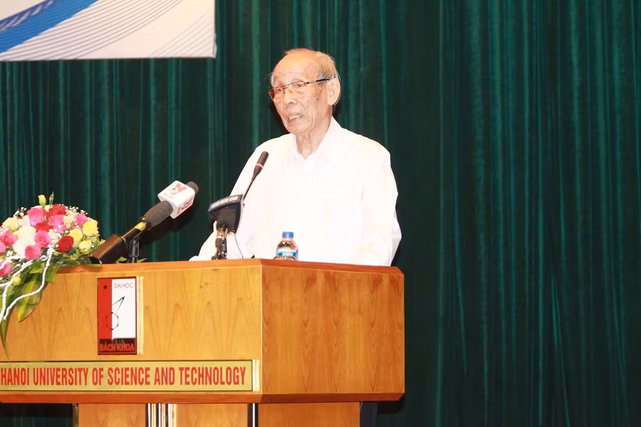 Giáo sư Trần Hồng Quân - Chủ tịch Hiệp hội Các trường đại học, cao đẳng Việt Nam phát biểu tại hội thảo (Ảnh: Thùy Linh)
