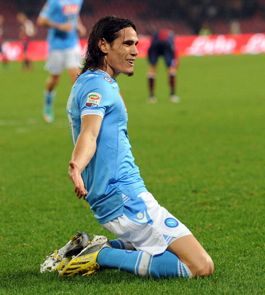 10. Edinson Cavani (25 tuổi, CLB Napoli) Với 94 bàn thắng sau 192 trận sau 5 năm chơi bóng tại Seria A, dễ hiểu khi chân sút người Uruguay là một trong những tiền đạo được nhiều ông lớn ở Châu Âu săn đón nhất ở thời điểm hiện tại như Chelsea, Man City, Real Madrid, AC Milan…