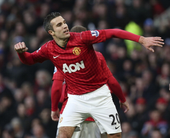 7. Robin van Persie (29 tuổi, CLB Man United) Bùng nổ ở mùa giải trước với 37 bàn thắng trong màu áo Arsenal nhưng việc không thể giành danh hiệu nào với Pháo thủ khiến tiền đạo người Hà Lan đến với Man United trong kỳ chuyển nhượng mùa Hè với giá 24 triệu bảng. Không mất nhiều thời gian hòa nhập với đồng đội mới, Van Persie tiếp tục tỏa sáng trong màu áo Quỷ đỏ, chân sút 29 tuổi này đã ghi được tổng cộng 15 bàn trong 22 trận cho Quỷ đỏ mùa này. Sự xuất sắc của Van Persie khiến Sir Alex cũng phải thán phục và ví anh như Cantona và Ronaldo mới ở Old Trafford.
