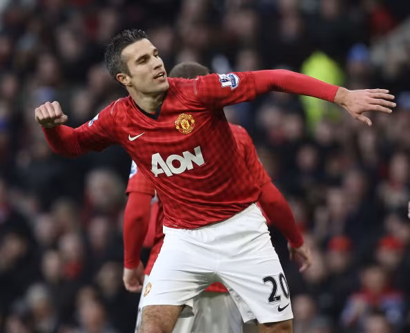 7. Robin van Persie (29 tuổi, CLB Man United) Bùng nổ ở mùa giải trước với 37 bàn thắng trong màu áo Arsenal nhưng việc không thể giành danh hiệu nào với Pháo thủ khiến tiền đạo người Hà Lan đến với Man United trong kỳ chuyển nhượng mùa Hè với giá 24 triệu bảng. Không mất nhiều thời gian hòa nhập với đồng đội mới, Van Persie tiếp tục tỏa sáng trong màu áo Quỷ đỏ, chân sút 29 tuổi này đã ghi được tổng cộng 15 bàn trong 22 trận cho Quỷ đỏ mùa này. Sự xuất sắc của Van Persie khiến Sir Alex cũng phải thán phục và ví anh như Cantona và Ronaldo mới ở Old Trafford. 7. Robin van Persie (29 tuổi, CLB Man United) Bùng nổ ở mùa giải trước với 37 bàn thắng trong màu áo Arsenal nhưng việc không thể giành danh hiệu nào với Pháo thủ khiến tiền đạo người Hà Lan đến với Man United trong kỳ chuyển nhượng mùa Hè với giá 24 triệu bảng. Không mất nhiều thời gian hòa nhập với đồng đội mới, Van Persie tiếp tục tỏa sáng trong màu áo Quỷ đỏ, chân sút 29 tuổi này đã ghi được tổng cộng 15 bàn trong 22 trận cho Quỷ đỏ mùa này. Sự xuất sắc của Van Persie khiến Sir Alex cũng phải thán phục và ví anh như Cantona và Ronaldo mới ở Old Trafford.