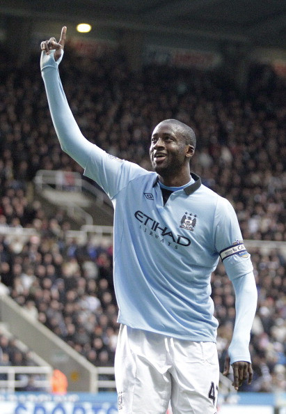 9. Yaya Toure (29 tuổi, CLB Man City) Mạnh mẽ, nhãn quan chiến thuật tuyệt vời, luôn biết tỏa sáng đúng lúc…đó chính là tiền vệ người Bờ Biển Ngà Yaya Toure. Yaya chính là nhân tố chính giúp Man Xanh lên ngôi vô địch Premier League mùa trước và cũng vừa giành danh hiệu Cầu thủ xuất sắc nhất Châu Phi năm 2012.