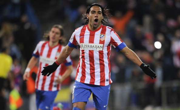 6. Radamel Falcao (26 tuổi, CLB Atletico Madrid) Chân sút có biệt danh ‘mãnh hổ’ này đang chứng minh La Liga không chỉ là cuộc chơi riêng của Messi và Ronaldo. Sự xuất sắc của chân sút người Colombia giúp Atletico Madrid lên ngôi vô địch Europa League mùa trước và hiện đang xếp thứ 2 trên bảng xếp hạng La Liga, chỉ sau Barca. Falcao hiện đang là mục tiêu của không ít đại gia như Man City, Chelsea, Real… Giá của chân sút này hiện vào khoảng 60 triệu bảng.