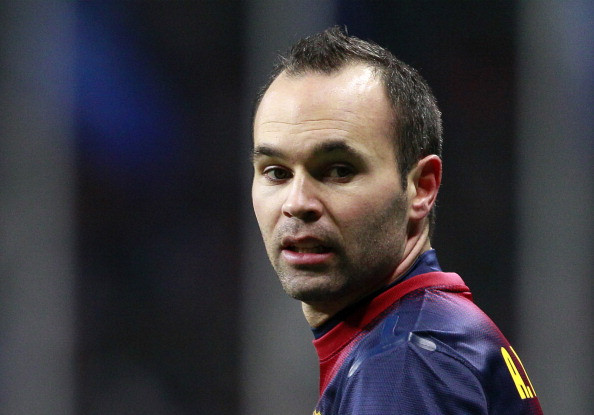 4. Andres Iniesta (28 tuổi, CLB Barca) Không cần nói nhiều về siêu tiền vệ người Tây Ban Nha này bởi danh hiệu Cầu thủ xuất sắc nhất vòng chung kết Euro 2012 và vượt qua 2 siêu sao Messi – Ronaldo để giành danh hiệu cầu thủ xuất sắc nhất Châu Âu năm 2012 đã nói lên tất cả. Hình ảnh Iniesta đi bóng giữa vòng vây của 7 cầu thủ Croatia ở Euro 2012 khiến là một trong những hình ảnh ấn tượng nhất của bóng đá thế giới năm 2012. Iniesta cũng lọt vào danh sách 3 ứng viên cho danh hiệu Quả bóng vàng FIFA 2012 được trao vào tháng Giêng tới.