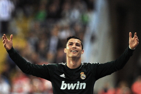 2. Cristiano Ronaldo (27 tuổi, CLB Real Madrid) Ghi đến 170 bàn trong 169 trận chơi cho đội bóng Hoàng gia Tây Ban Nha trong 3 năm qua. Xuất sắc giúp Real Madrid giành lại chức vô địch La Liga từ đại kình địch Barca mùa giải trước, chơi khá hay ở Euro 2012 và giúp tuyển Bồ Đào Nha lọt vào đến bán kết. Một năm không đến nỗi tồi với siêu sao người Bồ, nhưng có điều Ronaldo vẫn phải ngậm ngùi xếp ở vị trí thứ 2.