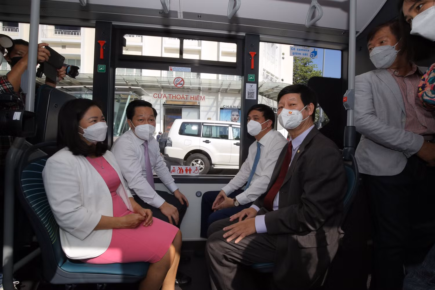 Các đại biểu trải nghiệm xe buýt điện VinBus