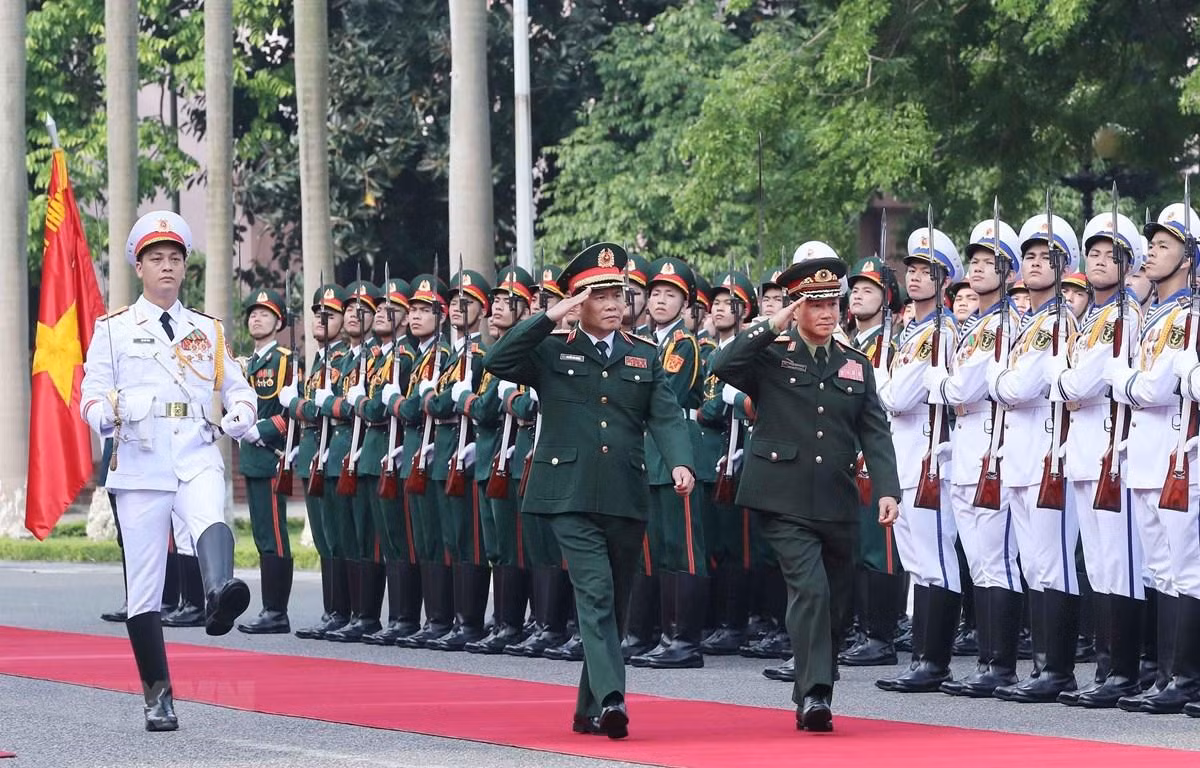 Thượng tướng Nguyễn Tân Cương và Trung tướng Khamliang Outhakaysone duyệt đội Danh dự Quân đội nhân dân Việt Nam. (Ảnh: Trọng Đức/TTXVN) Thượng tướng Nguyễn Tân Cương và Trung tướng Khamliang Outhakaysone duyệt đội Danh dự Quân đội nhân dân Việt Nam. (Ảnh: Trọng Đức/TTXVN)