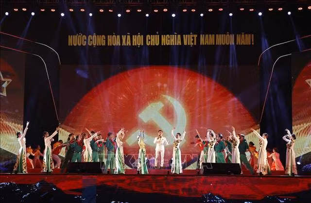 Một tiết mục biểu diễn tại lễ kỷ niệm Một tiết mục biểu diễn tại lễ kỷ niệm