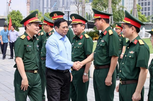 Thủ tướng cùng cán bộ của Tập đoàn Viettel - Ảnh: VGP/Nhật Bắc