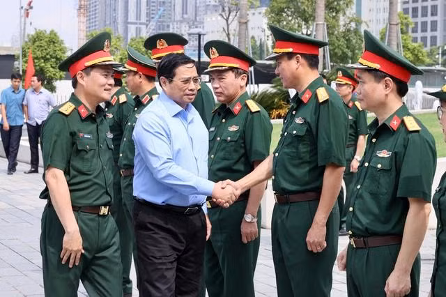 Thủ tướng cùng cán bộ của Tập đoàn Viettel - Ảnh: VGP/Nhật Bắc