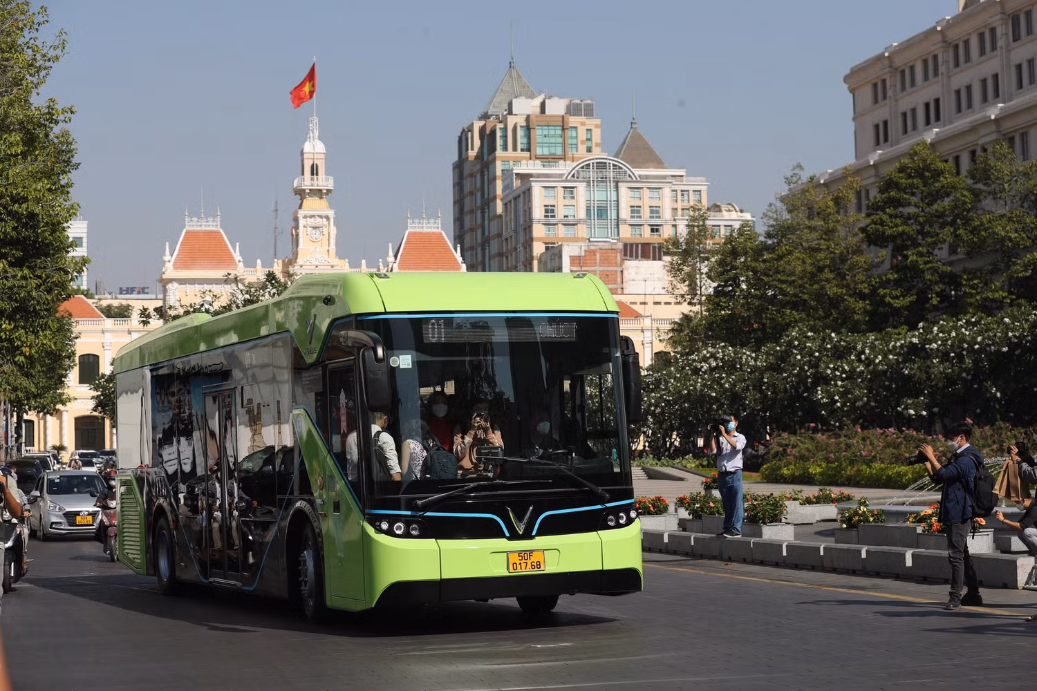 Xe buýt điện VinBus chạy trên đường phố TP.HCM, chính thức phục vụ người dân từ 09/03/2022.