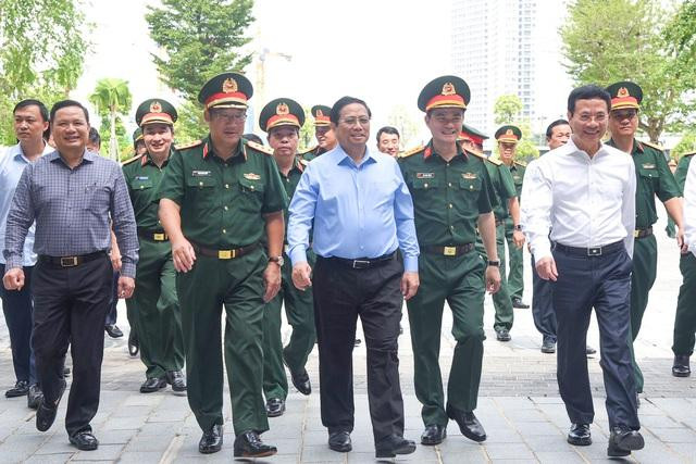 Thủ tướng và đoàn công tác trong chuyến thăm và làm việc tại Viettel - Ảnh: VGP/Nhật Bắc