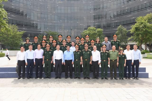 Thủ tướng chụp ảnh lưu niệm tại Tập đoàn Viettel - Ảnh: VGP/Nhật Bắc