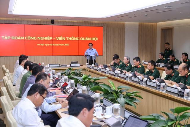 Thủ tướng đề nghị Bộ Quốc phòng chủ trì, phối hợp với các bộ, ngành liên quan tổng kết mô hình Viettel sau 30 năm thực hiện, rút ra các bài học kinh nghiệm trong xây dựng và phát triển một tập đoàn kinh tế nhà nước - Ảnh: VGP/Nhật Bắc