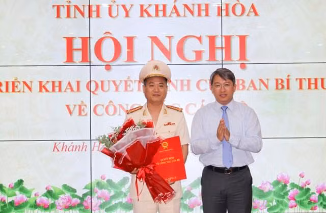 Đồng chí Nguyễn Hải Ninh, Ủy viên Trung ương Đảng, Bí thư Tỉnh ủy Khánh Hòa đã trao quyết định và chúc mừng Đại tá Nguyễn Thế Hùng. Đồng chí Nguyễn Hải Ninh, Ủy viên Trung ương Đảng, Bí thư Tỉnh ủy Khánh Hòa đã trao quyết định và chúc mừng Đại tá Nguyễn Thế Hùng.