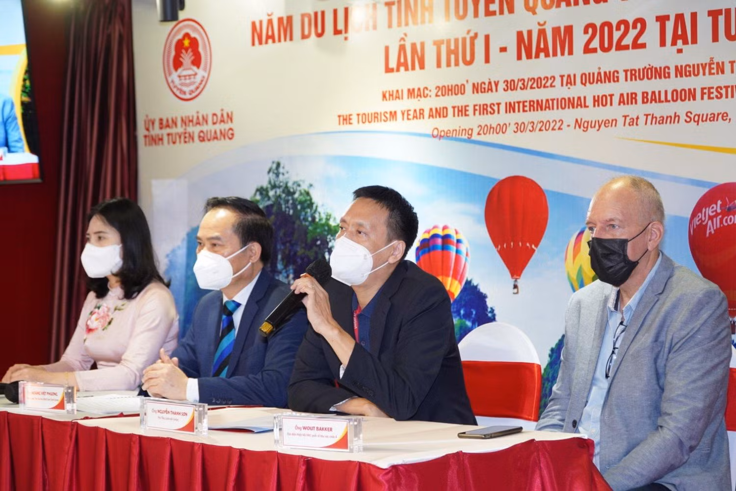 Phó Tổng giám đốc Vietjet Nguyễn Thanh Sơn (thứ hai từ phải sang) chia sẻ với hội nghị về sự đồng hành của Vietjet với Lễ hội Khinh khí cầu quốc tế và năm du lịch Tuyên Quang 2022