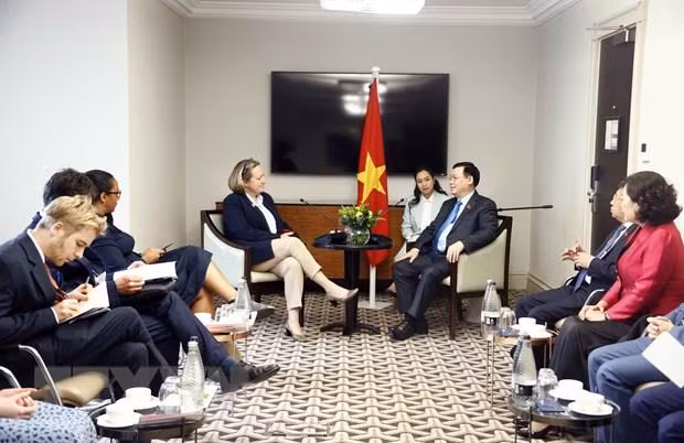 Chủ tịch Quốc hội Vương Đình Huệ tiếp Bộ trưởng Bộ Thương mại quốc tế Anh Anne-Marie Trevelyan. (Ảnh: Doãn Tấn/TTXVN) Chủ tịch Quốc hội Vương Đình Huệ tiếp Bộ trưởng Bộ Thương mại quốc tế Anh Anne-Marie Trevelyan. (Ảnh: Doãn Tấn/TTXVN)