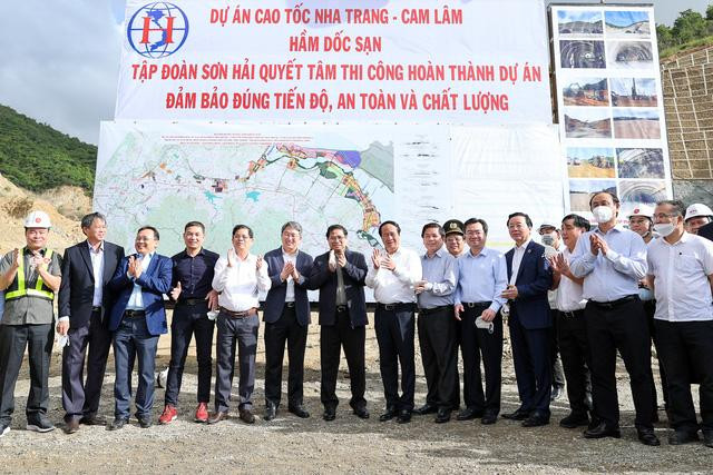 Nhà đầu tư, đơn vị thi công cảm ơn Thủ tướng đã giải quyết ngay các đề xuất. Ảnh: VGP/Nhật Bắc