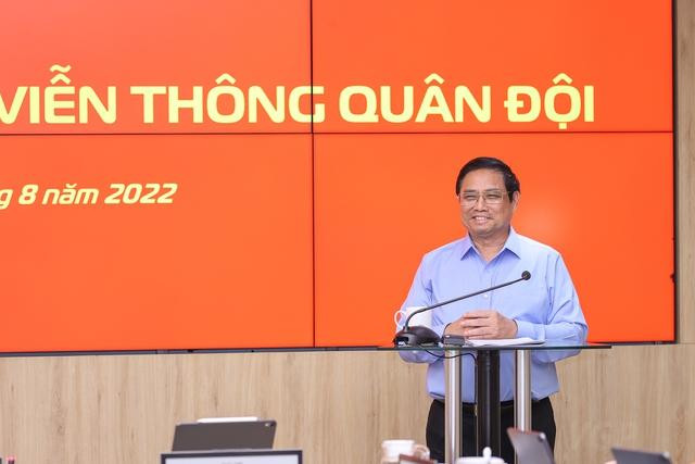 Thủ tướng đánh giá Viettel đã nắm chắc tình hình trong và ngoài nước, xu thế và yêu cầu phát triển, dám nghĩ, dám làm, dám đổi mới sáng tạo, xác định chiến lược và sứ mệnh một cách phù hợp - Ảnh: VGP/Nhật Bắc