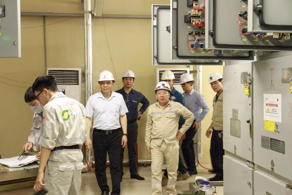 Tổng giám đốc Lê Mạnh Hùng kiểm tra hệ thống điện dự phòng Tổ máy số 2 Nhà máy Nhiệt điện Thái Bình 2 Tổng giám đốc Lê Mạnh Hùng kiểm tra hệ thống điện dự phòng Tổ máy số 2 Nhà máy Nhiệt điện Thái Bình 2
