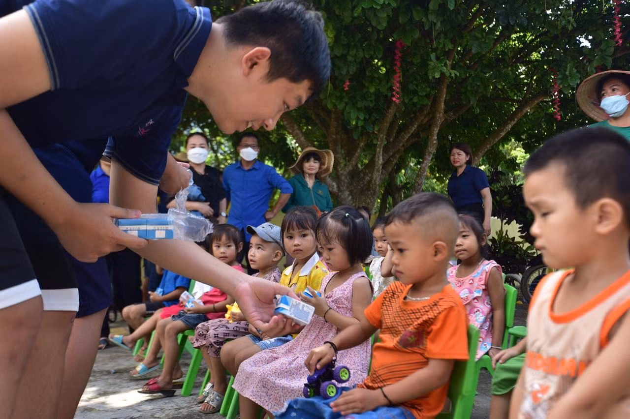 Học sinh TH School trao tặng sữa cho trẻ em Con Cuông