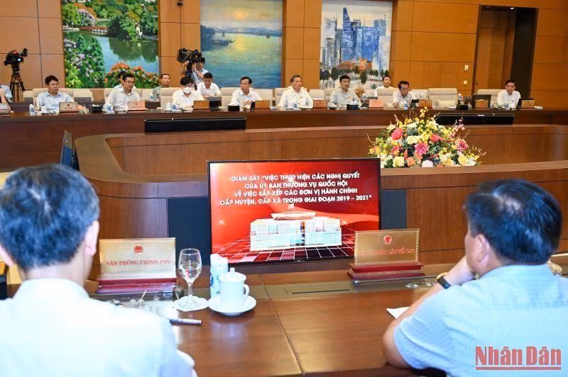 Các đại biểu xem phim tư liệu “Việc thực hiện các nghị quyết của Ủy ban Thường vụ Quốc hội về việc sắp xếp các đơn vị hành chính cấp huyện, cấp xã trong giai đoạn 2019-2021”. Các đại biểu xem phim tư liệu “Việc thực hiện các nghị quyết của Ủy ban Thường vụ Quốc hội về việc sắp xếp các đơn vị hành chính cấp huyện, cấp xã trong giai đoạn 2019-2021”.