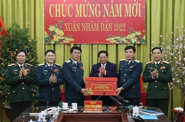 Thủ tướng Phạm Minh Chính chúc Tết cán bộ, chiến sỹ Quân chủng Phòng không-Không quân. (Ảnh: Dương Giang/TTXVN)