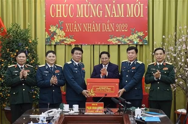 Thủ tướng Phạm Minh Chính chúc Tết cán bộ, chiến sỹ Quân chủng Phòng không-Không quân. (Ảnh: Dương Giang/TTXVN)