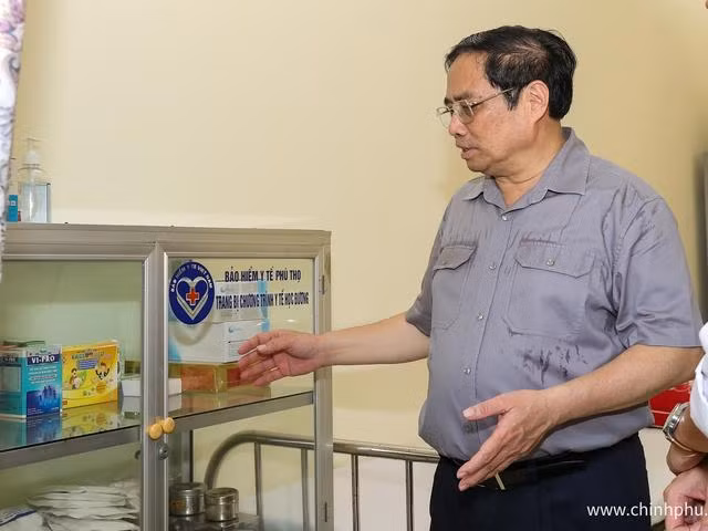 Thủ tướng kiểm tra cơ sở vật chất của Trường THPT Yên Lập. Ảnh: VGP/Nhật Bắc