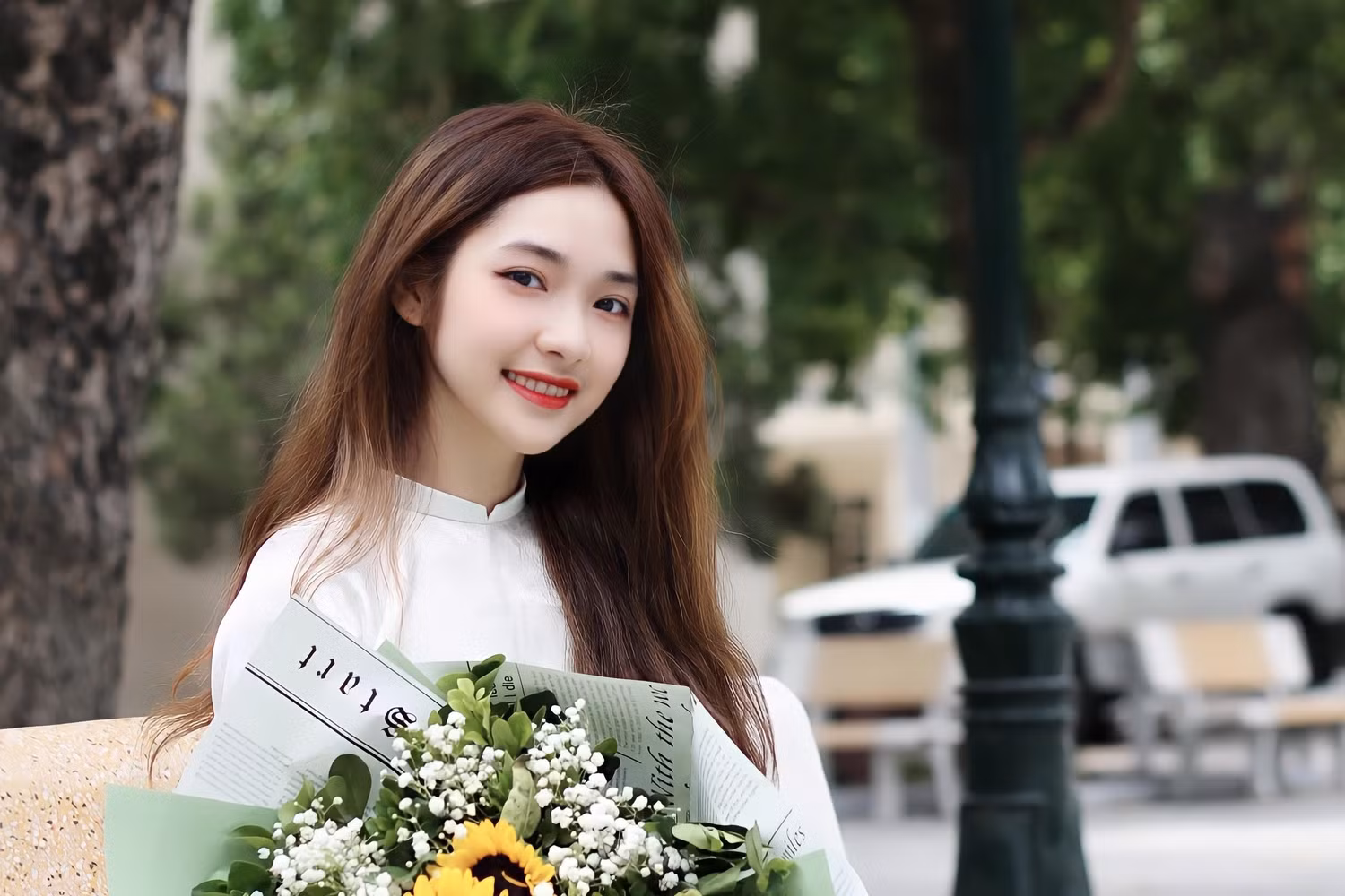 “Chúng mình ở cái độ tuổi 22 lưng chừng, trái tim đầy nhiệt huyết nhưng cũng chỉ là những “chú chim non nớt”, cảm thấy bé nhỏ giữa cuộc đời dài rộng”. Ảnh: NVCC