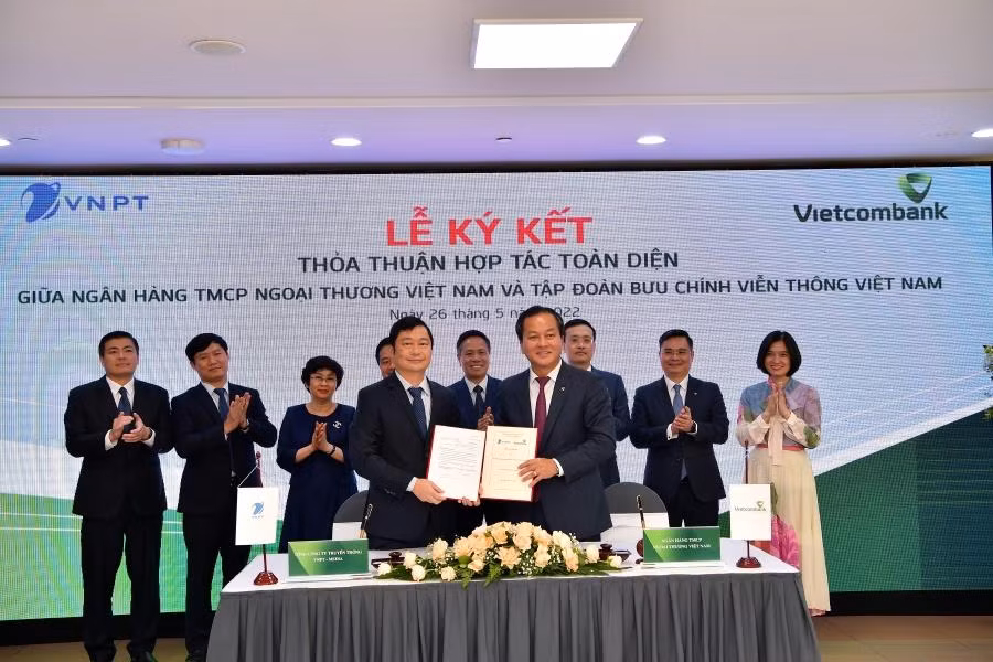 Ông Nguyễn Việt Cường - Phó Tổng Giám đốc Vietcombank (bên phải) và ông Vũ Trường Giang - Tổng Giám đốc Tổng Công ty VNPT Media thực hiện nghi thức ký Biên bản ghi nhớ Hợp tác giữa Vietcombank và VNPT Media dưới sự chứng kiến của lãnh đạo 2 bên