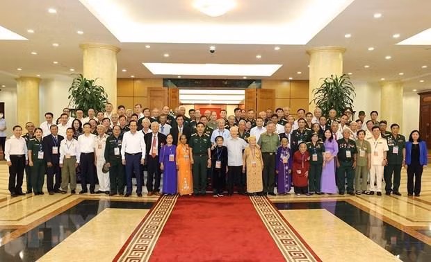 Tổng Bí thư Nguyễn Phú Trọng cùng các đại biểu chụp ảnh chung với người có công tiêu biểu toàn quốc. (Ảnh: Trí Dũng/TTXVN) Tổng Bí thư Nguyễn Phú Trọng cùng các đại biểu chụp ảnh chung với người có công tiêu biểu toàn quốc. (Ảnh: Trí Dũng/TTXVN)