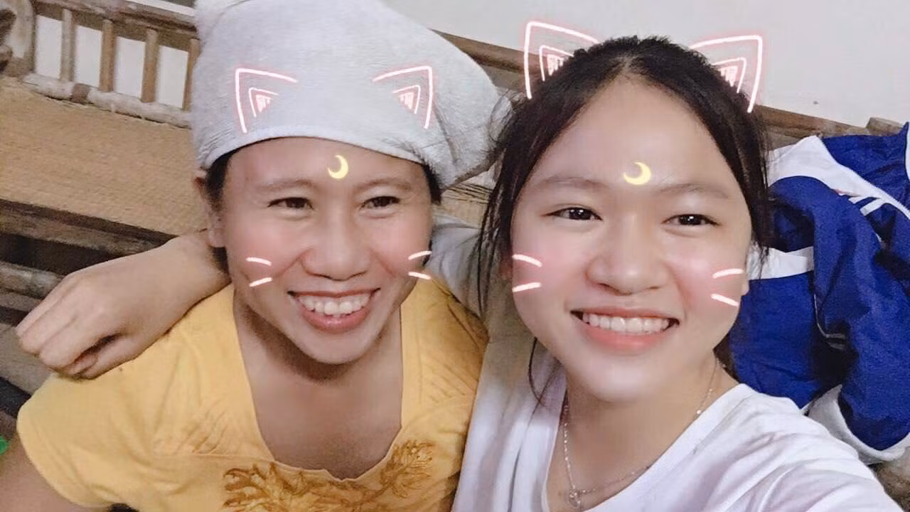 Hoàng Duyên và mẹ. Ảnh NVCC