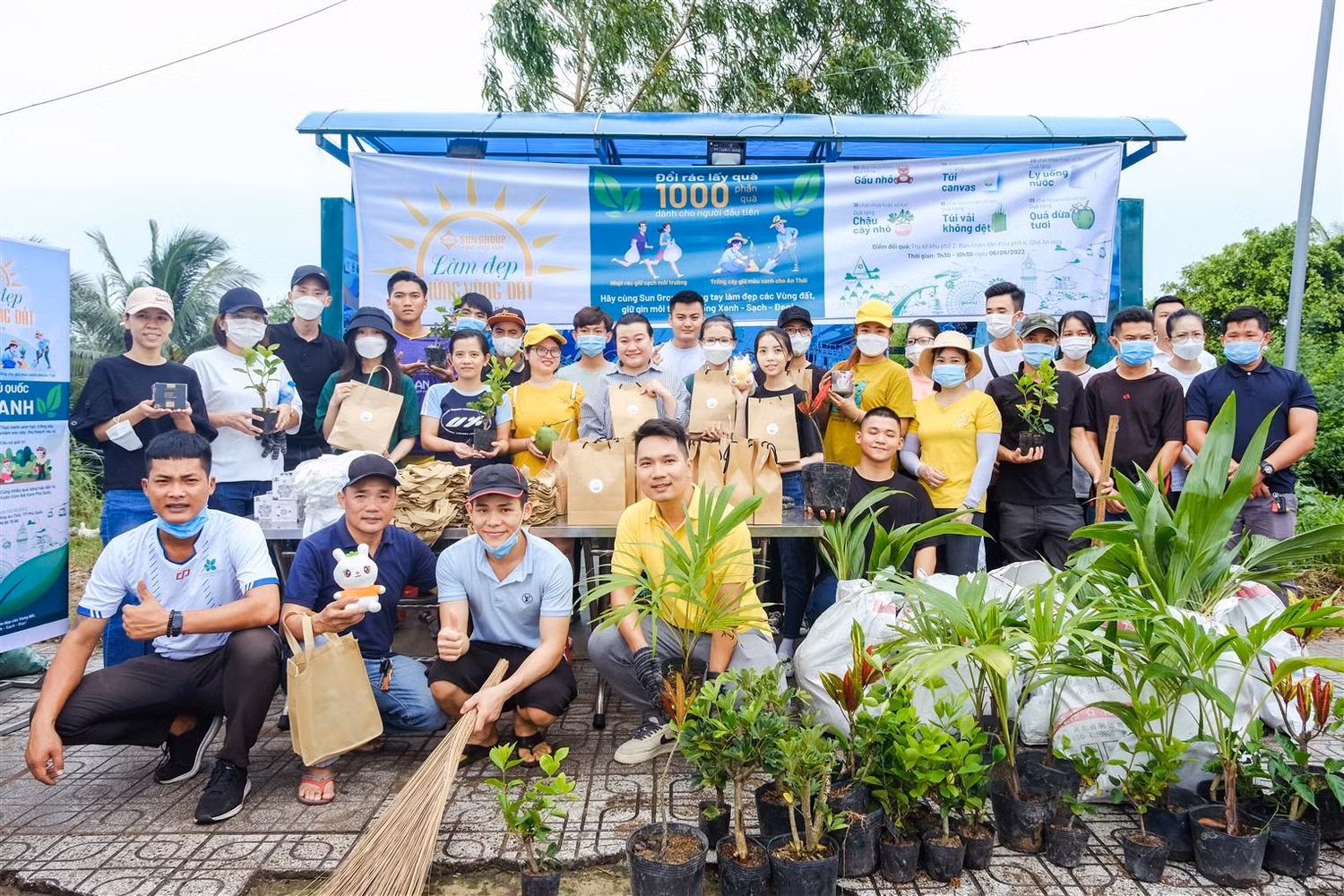 Cán bộ nhân viên Sun Group chung tay làm sạch môi trường tại địa phương, lan tỏa tinh thần sống xanh Cán bộ nhân viên Sun Group chung tay làm sạch môi trường tại địa phương, lan tỏa tinh thần sống xanh