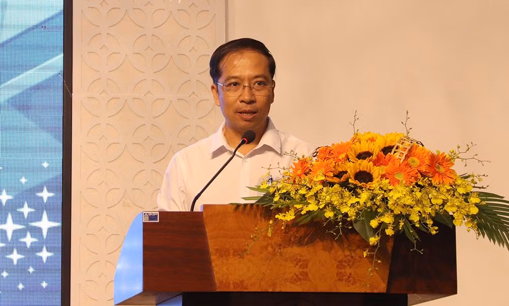 Đại diện Công ty Truyền tải điện 3 trình bày tham luận tại Hội nghị