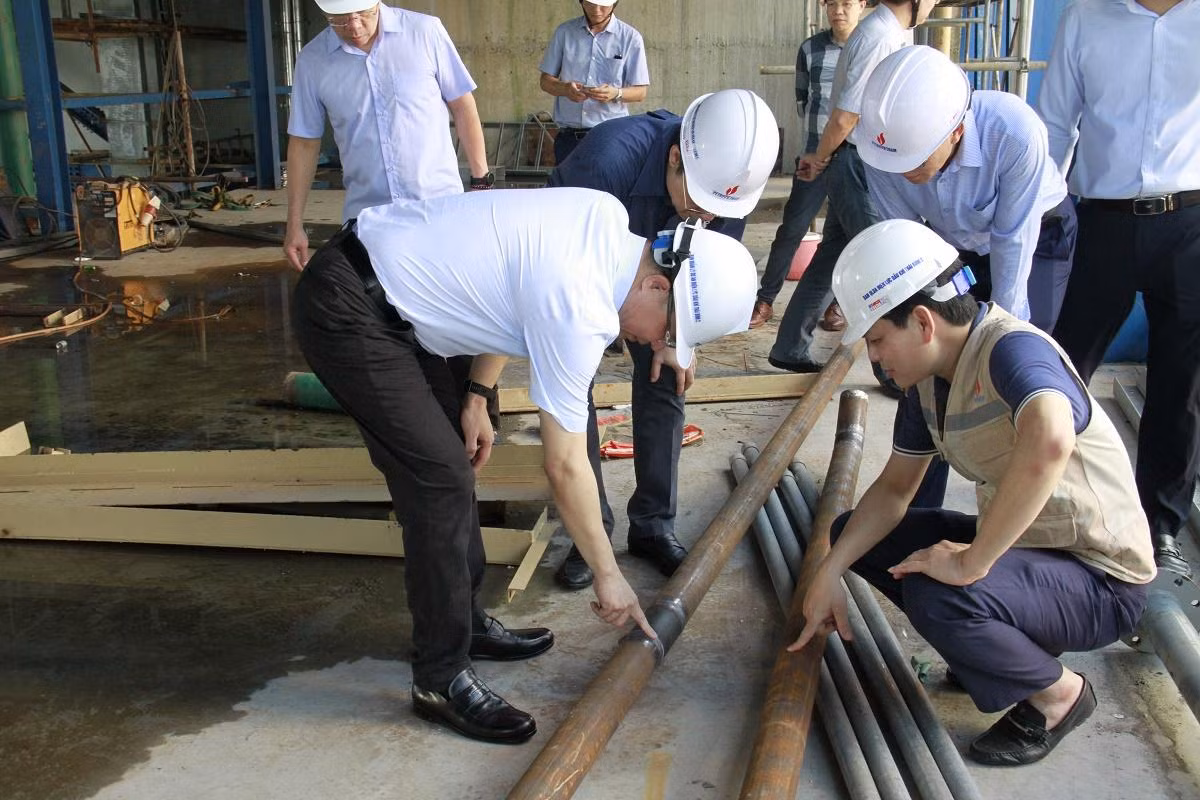 Lãnh đạo Tập đoàn kiểm tra công tác hàn đường ống của hệ thống khử lưu huỳnh Lãnh đạo Tập đoàn kiểm tra công tác hàn đường ống của hệ thống khử lưu huỳnh