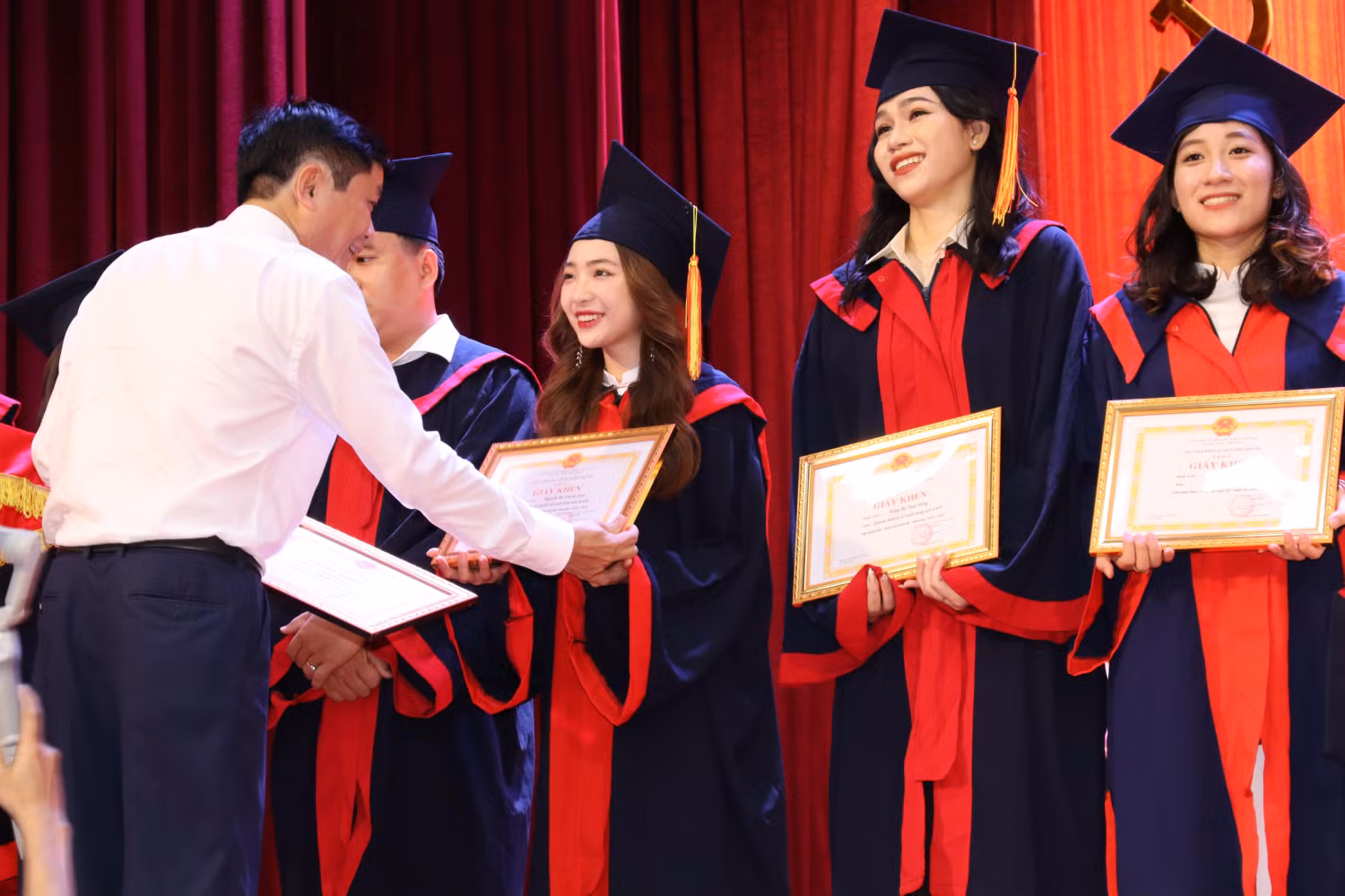 Khánh Linh xuất sắc giành liên tiếp 8 kỳ học bổng xuất sắc trong suốt 4 năm Đại học. Ảnh: NVCC (Khánh Linh đứng thứ 3 từ phải sang)