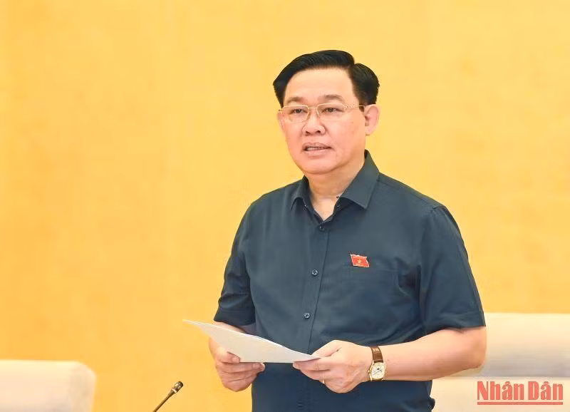 Chủ tịch Quốc hội Vương Đình Huệ phát biểu khai mạc phiên họp. Chủ tịch Quốc hội Vương Đình Huệ phát biểu khai mạc phiên họp.