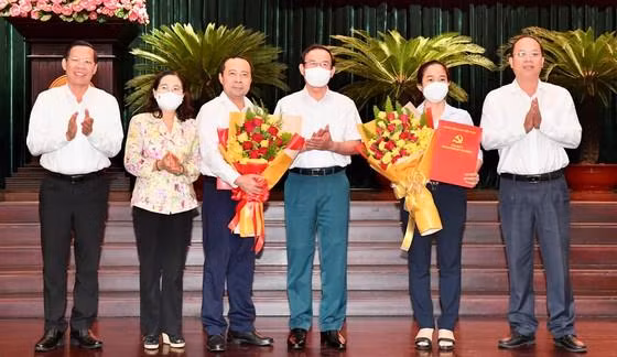 Các đồng chí lãnh đạo Thành phố Hồ Chí Minh chúc mừng đồng chí Vũ Hải Quân và đồng chí Lê Thị Hờ Rin.