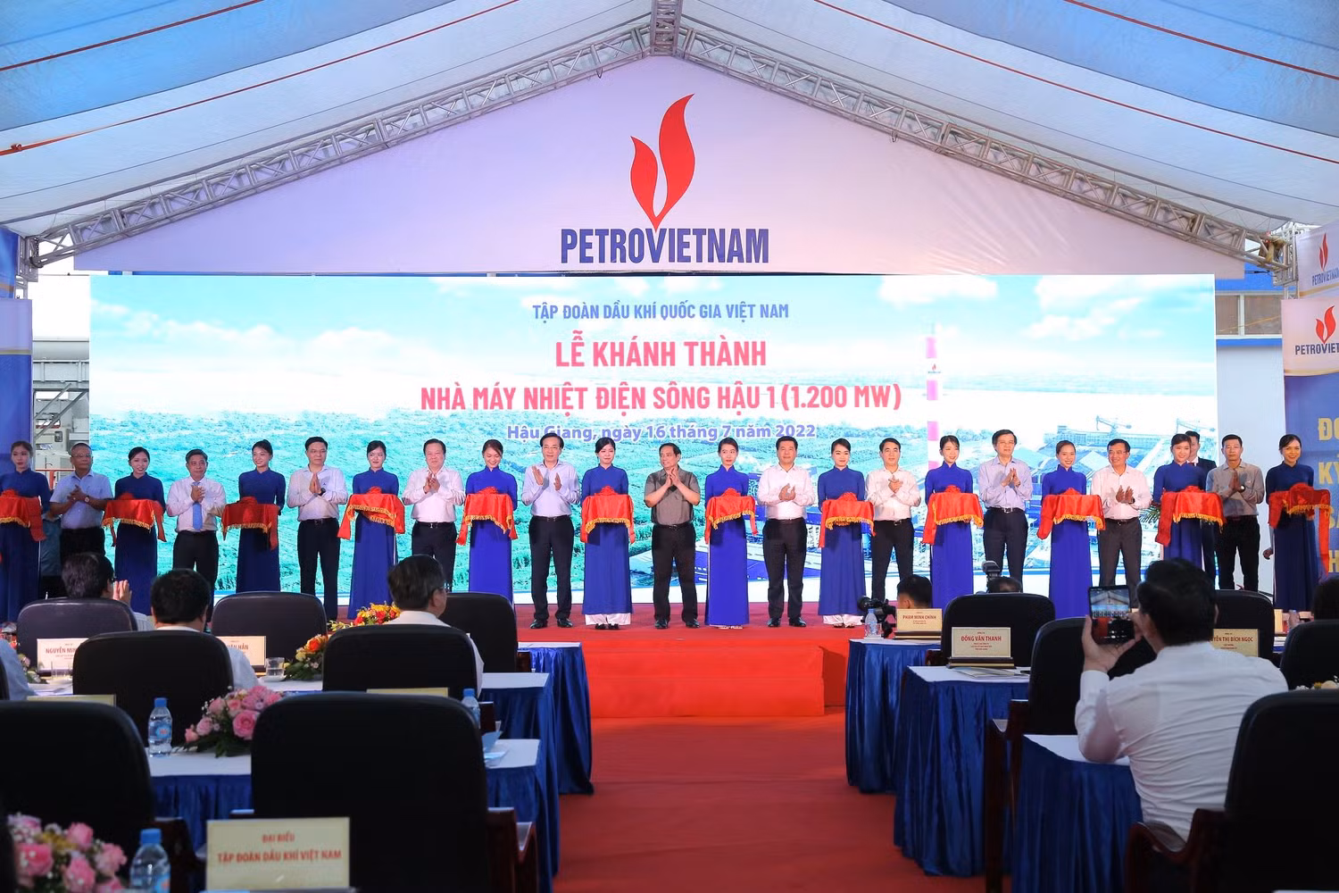 Thủ tướng Phạm Minh Chính cùng lãnh đạo các Bộ, ngành, tỉnh Hậu Giang cắt băng khánh thành Nhà máy Nhiệt điện Sông Hậu 1