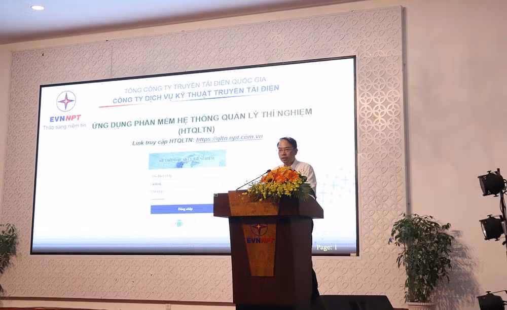 Đại diện Công ty Dịch vụ kỹ thuật Truyền tải điện trình bày tham luận tại Hội nghị