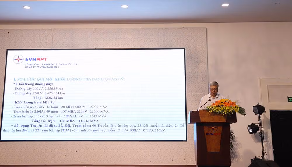 Đại diện Công ty Truyền tải điện 4 trình bày tham luận tại Hội nghị