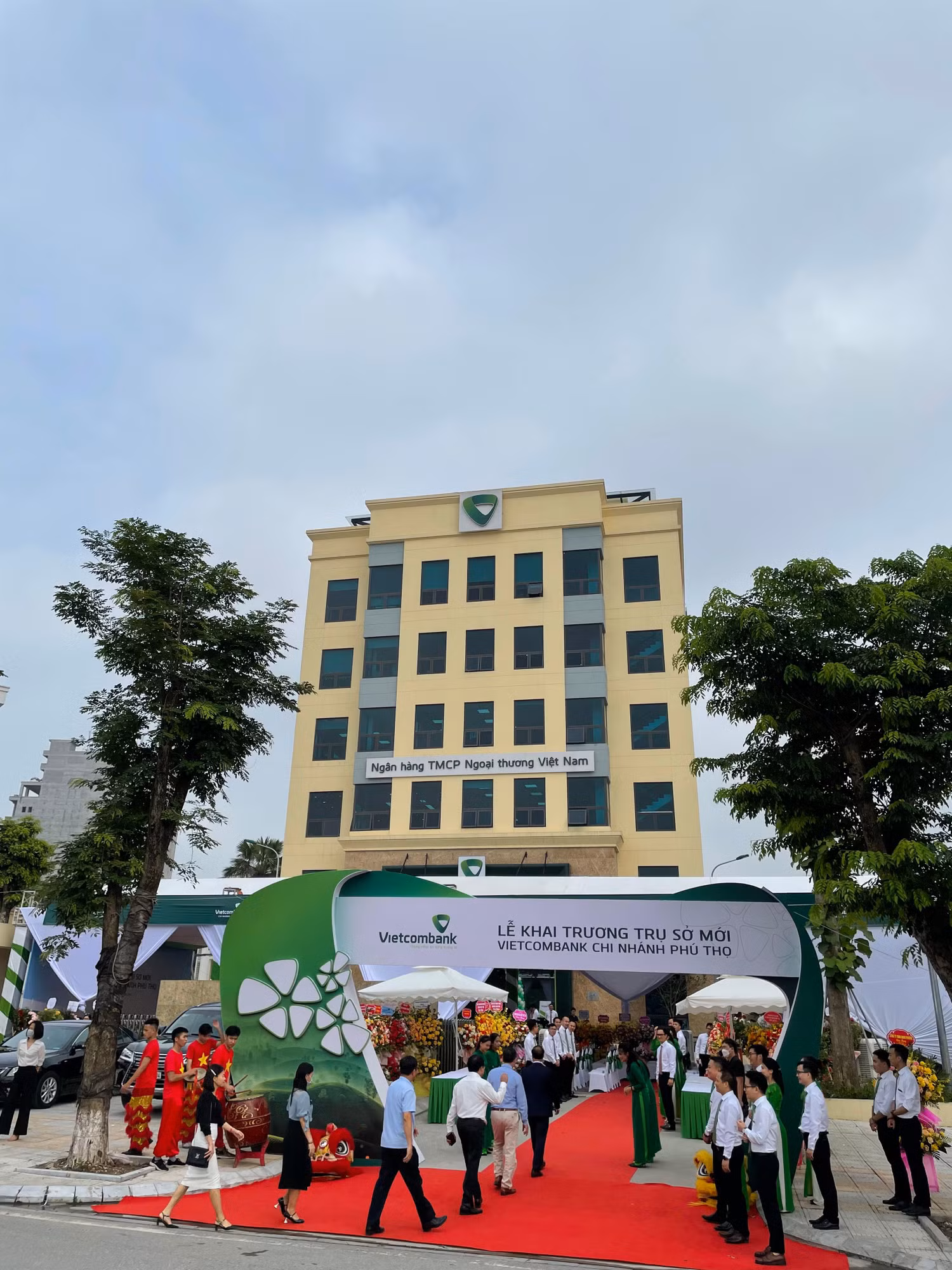 Trụ sở hoạt động mới của Vietcombank Phú Thọ trong ngày khánh thành Trụ sở hoạt động mới của Vietcombank Phú Thọ trong ngày khánh thành