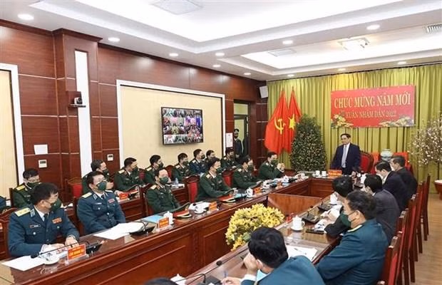 Thủ tướng Phạm Minh Chính chúc Tết cán bộ, chiến sỹ Quân chủng Phòng không-Không quân. (Ảnh: Dương Giang/TTXVN)