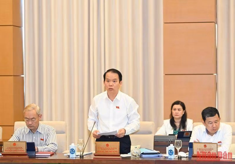 Chủ nhiệm Ủy ban Pháp luật Hoàng Thanh Tùng trình bày báo cáo tại phiên họp. Chủ nhiệm Ủy ban Pháp luật Hoàng Thanh Tùng trình bày báo cáo tại phiên họp.