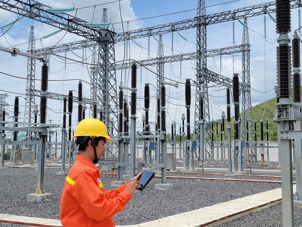 Sử dụng Ipad kiểm tra thông số thiết bị Trạm biến áp 220kV Vân Phong Sử dụng Ipad kiểm tra thông số thiết bị Trạm biến áp 220kV Vân Phong