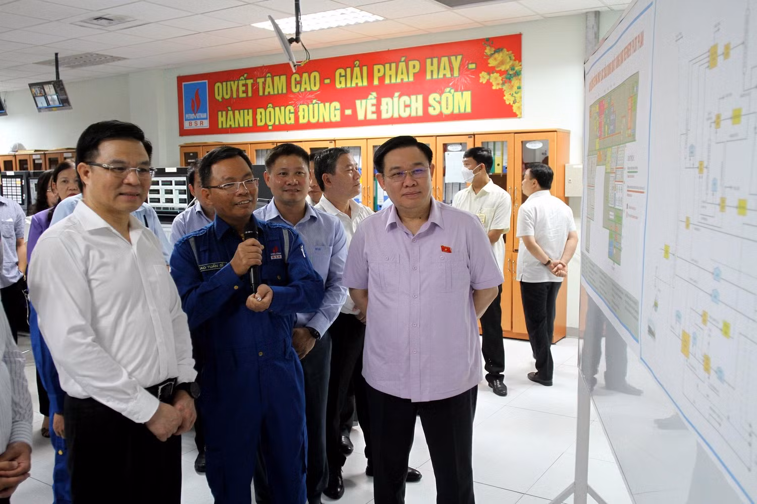 Chủ tịch Quốc hội Vương Đình Huệ nghe báo cáo về tình hình hoạt động của Nhà máy Lọc dầu Dung Quất